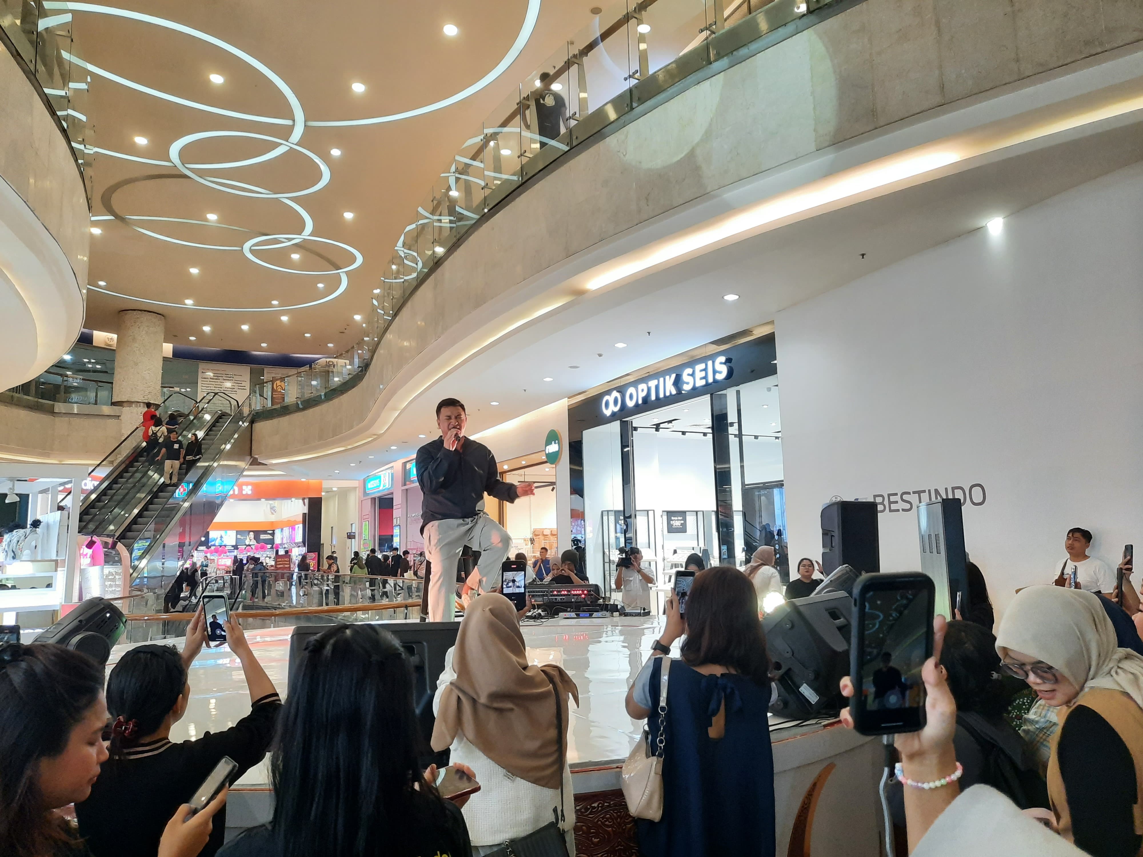  Mario Ginanjar, tampil secara solo dalam acara bertajuk Break Time Concert di Mal Kuningan City, Jakarta Selatan, Sabtu (1/6).