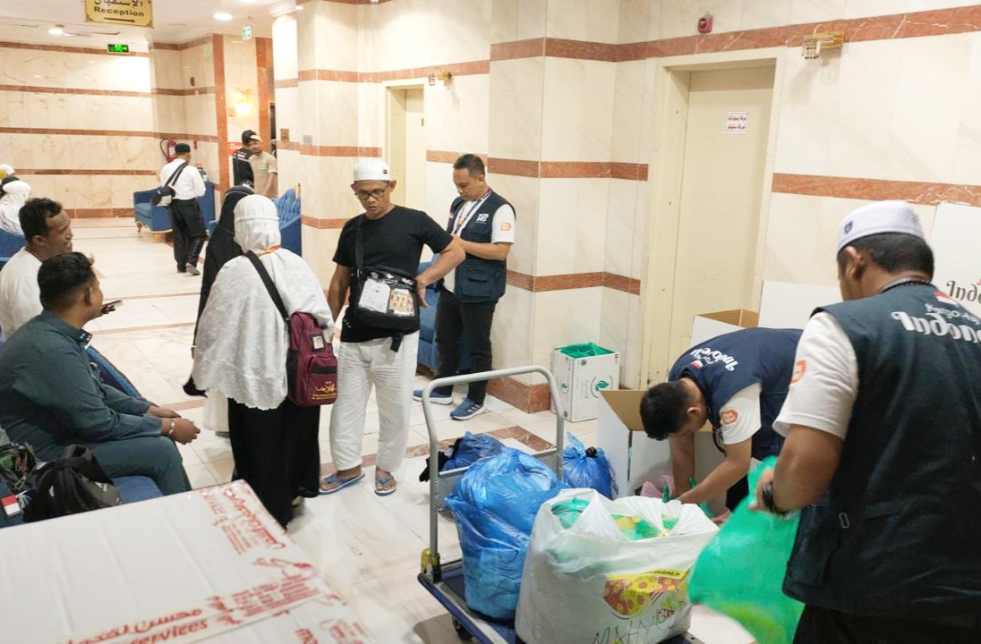 Kesibukan petugas PosInd menyiapkan pengiriman barang milik jemaah haji Indonesia. 