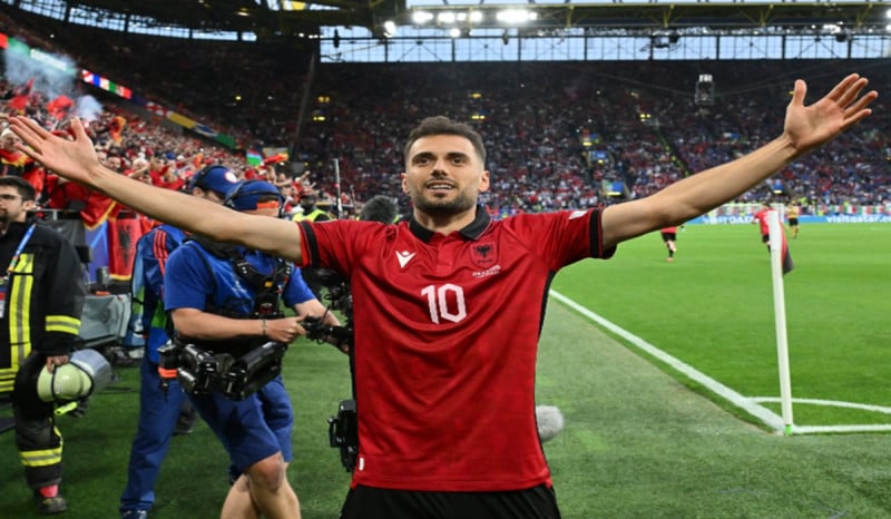 Pemain timnas Albania Nedim Bahrami melakukan selebrasi usai mencetak gol ke gawang Italia di laga Euro 2024.