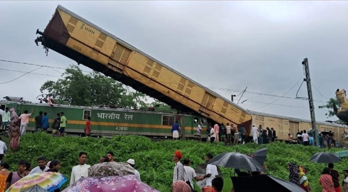 Setidaknya sembilan orang tewas dan puluhan lainnya luka setelah tabrakan antara kereta barang dan kereta penumpang di India bagian timur. 
