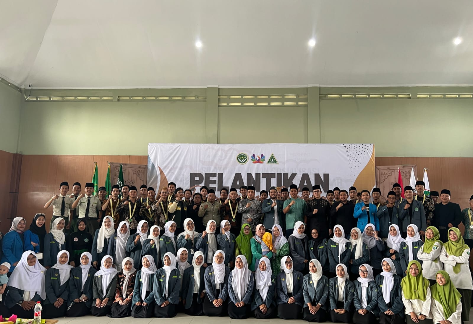 Pengurus IPNU dan IPPNU Kota Bandung foto bersama setelah pelantikan.