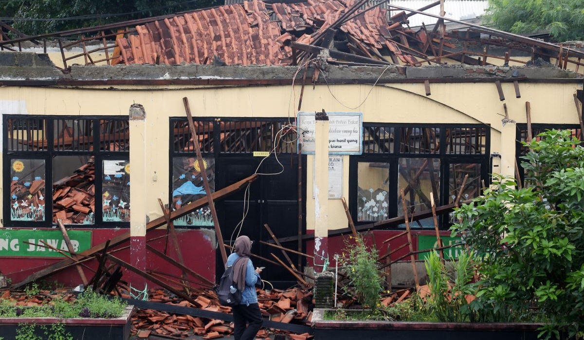 Warga melihat atap ruang kelas sekolah yang ambruk di Sekolah Dasar Negeri (SDN) Kedaung, Sawangan, Depok, Jawa Barat, Sabtu (16/3/2024).