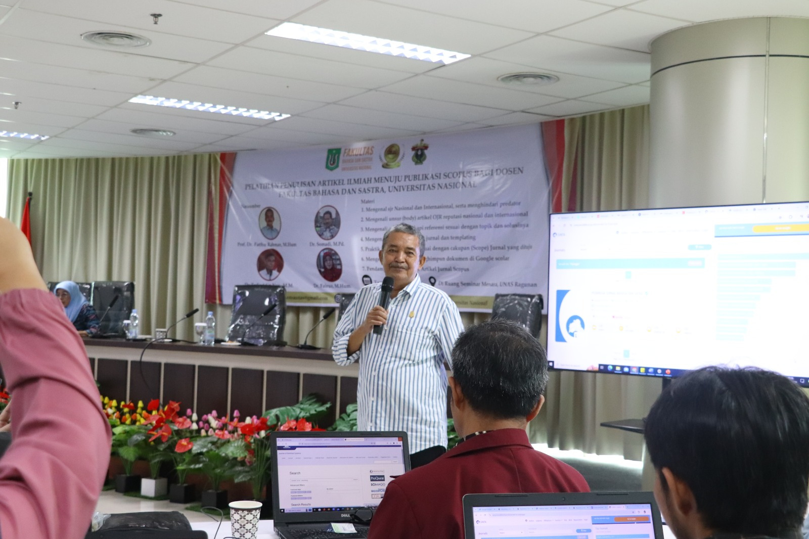 Pemateri Guru Besar Universitas Hasanuddin Prof. Fathu Rahman, M.Hum.