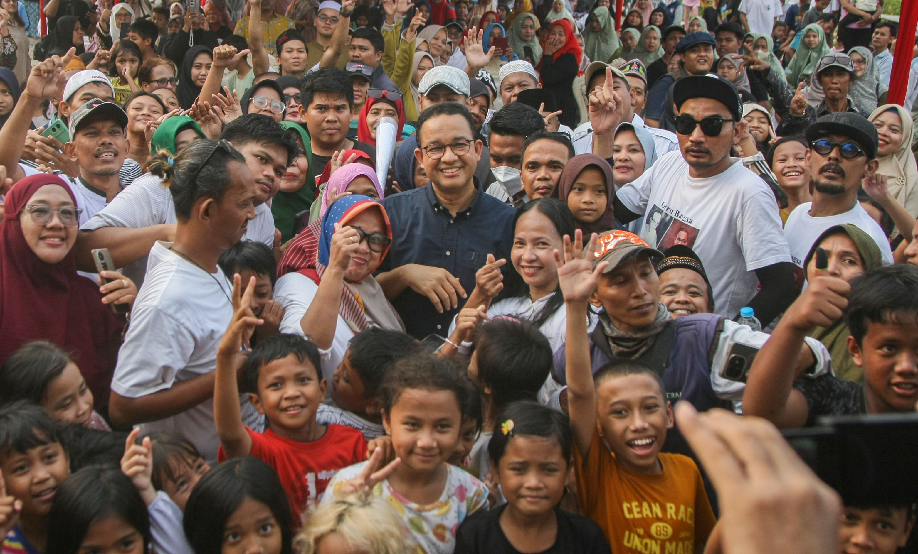 Warga berfoto dengan Mantan Gubernur DKI Anies Baswedan