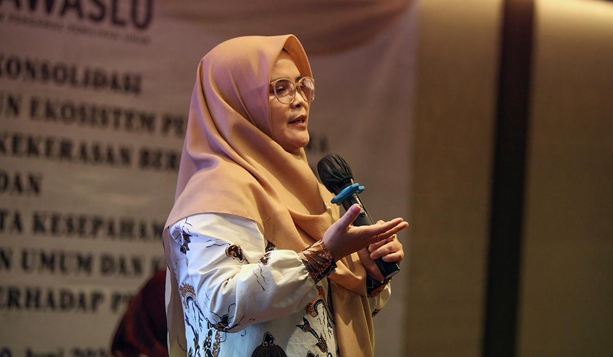 Anggota Bawaslu, Lolly Suhenty menyampaikan paparan saat rapat konsolidasi dalam rangka membangun ekosistem penyelenggara Pemilu