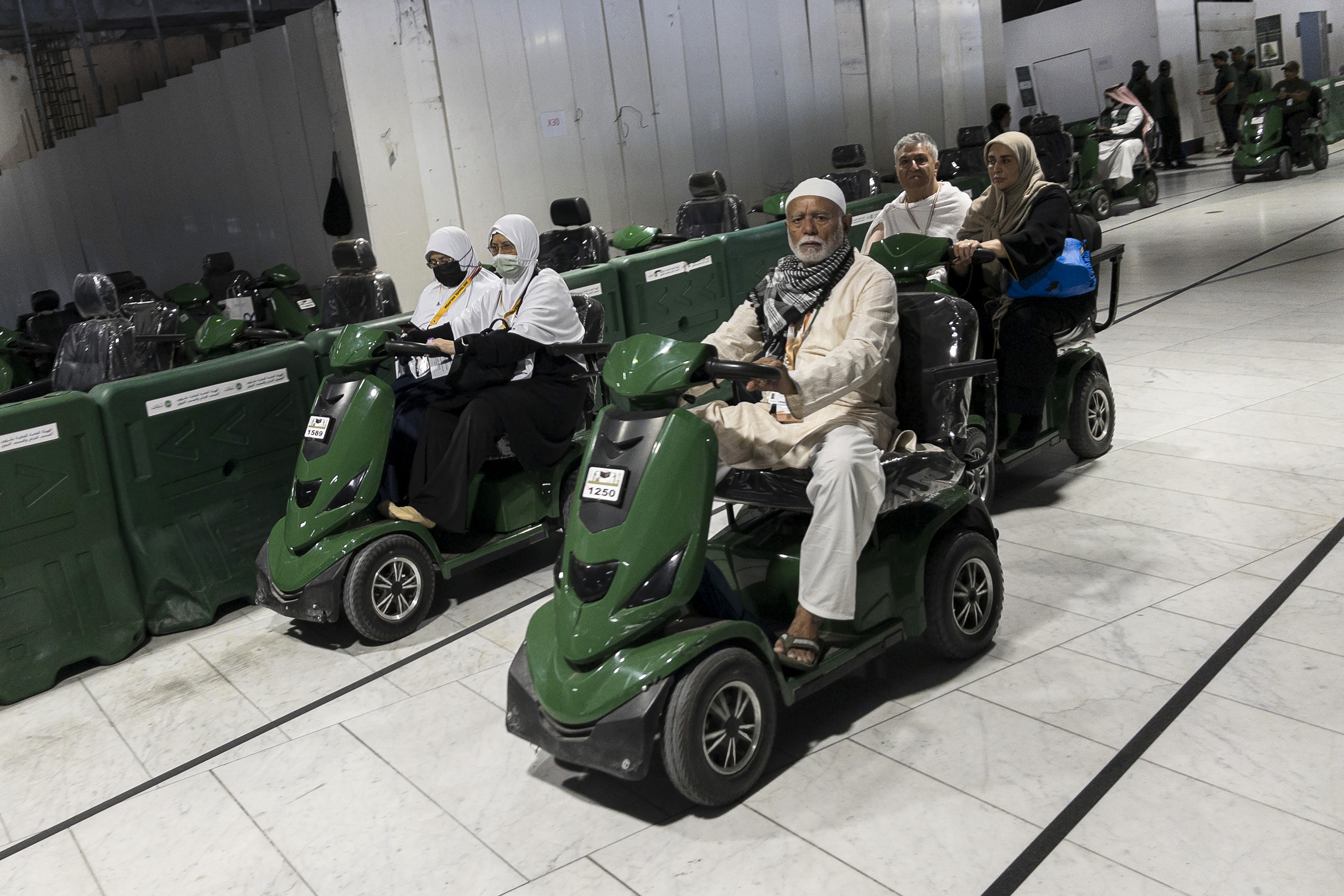  Umat Islam melakukan tawaf dengan skuter elektrik di Masjidil Haram, Makkah, Arab Saudi, Kamis (6/6/2024).