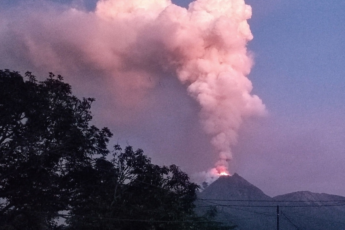 Gunung Lewotobi Laki-Laki di Kecamatan Wulanggitang, Flores Timur, NTT, mengalami erupsi, Jumat (14/6). 