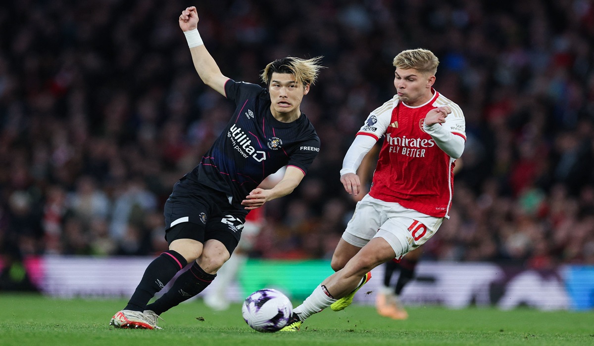 Gelandang Arsenal Emile Smith Rowe (kanan)