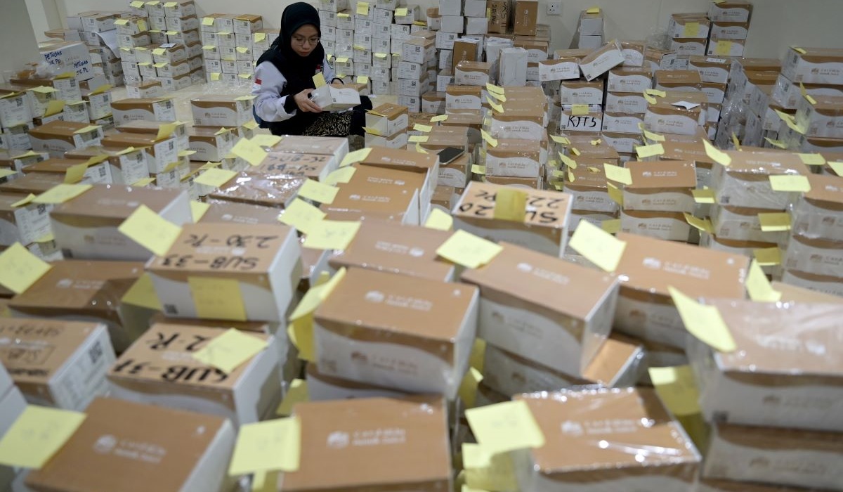 Petugas Penyelenggara Ibadah Haji (PPIH) mendata kartu pintar atau smart card jamaah calon haji Indonesia di Mekah, Arab Saudi.