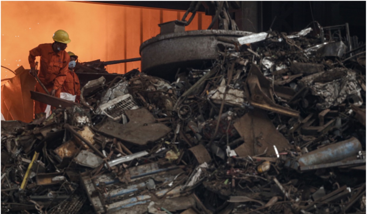 Pekerja beraktivitas di pabrik baja di Pasar Kemis, Kabupaten Tangerang, Banten, Kamis (12/1/2023).