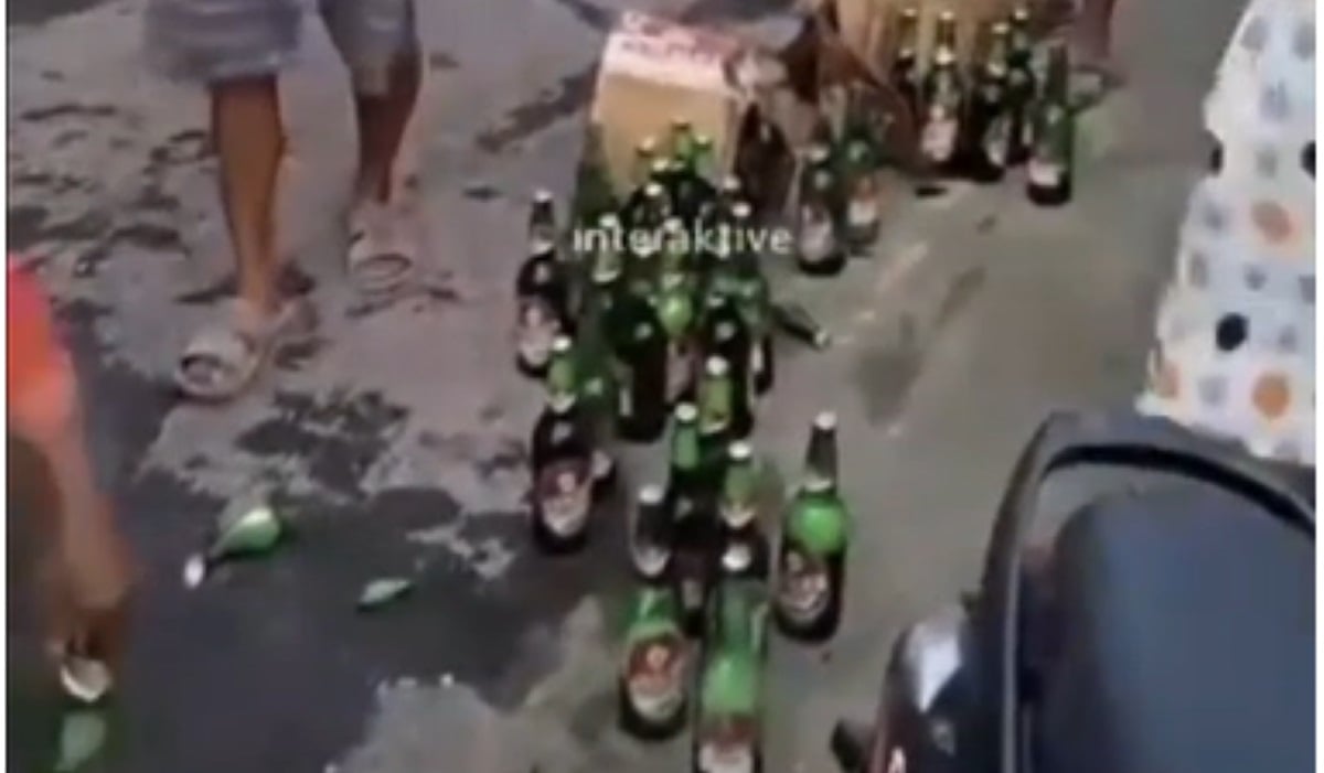 Botol miras yang diambil warga.