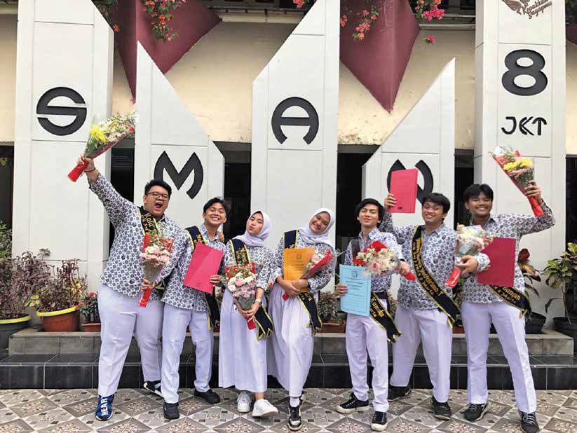 Tujuh siswa SMA Negeri 8 Jakarta yang meraih pendidikan di luar negeri melalui program beasiswa penuh dari pemerintah, BIM.