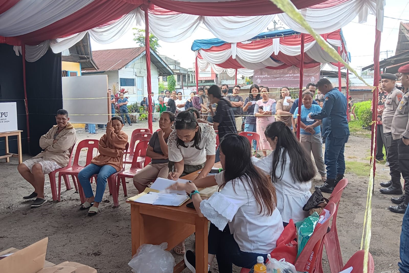 Pemungutan suara ulang (PSU) di Tempat Pemungutan Suara (TPS) 12 Desa Pardomuan, Kecamatan Onanrunggu, Kabupaten Samosir- Sumatra Utara.