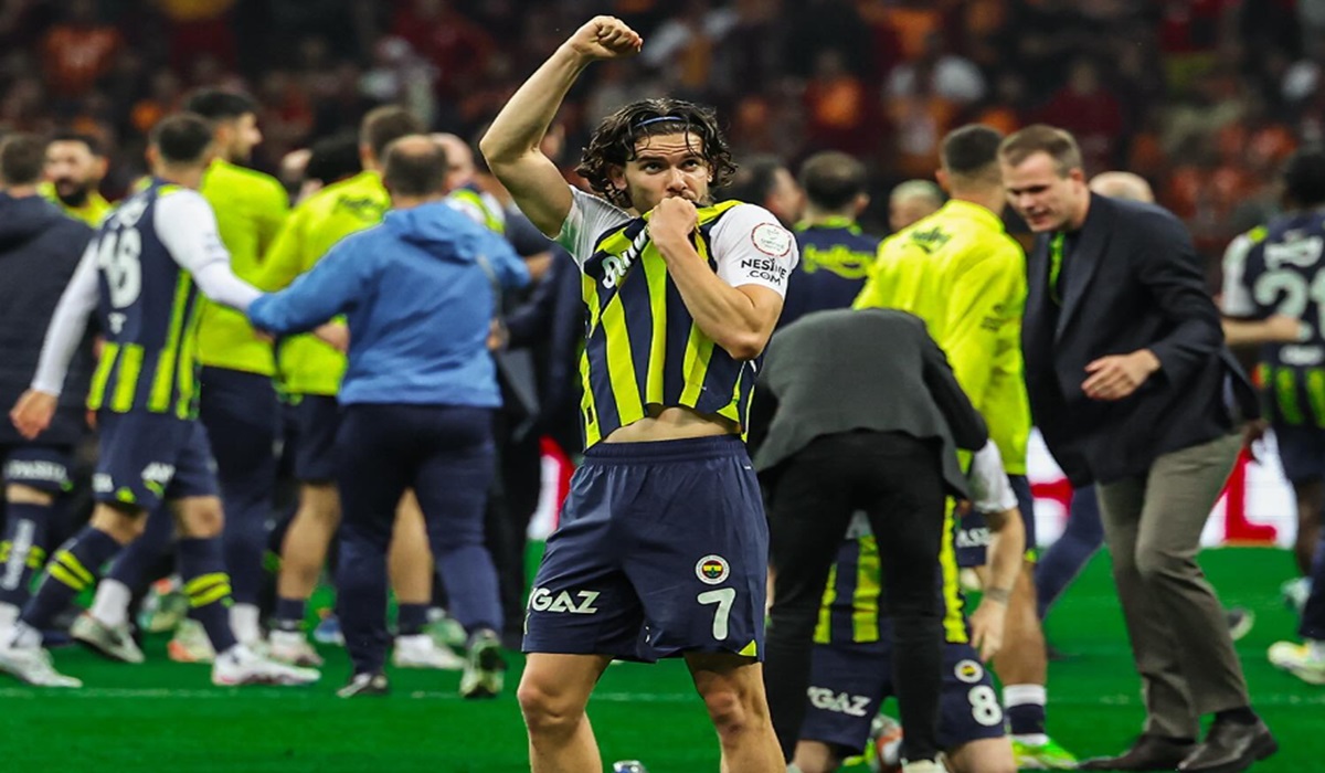 Pemain belakang Fenerbahce Ferdi Kadioglu