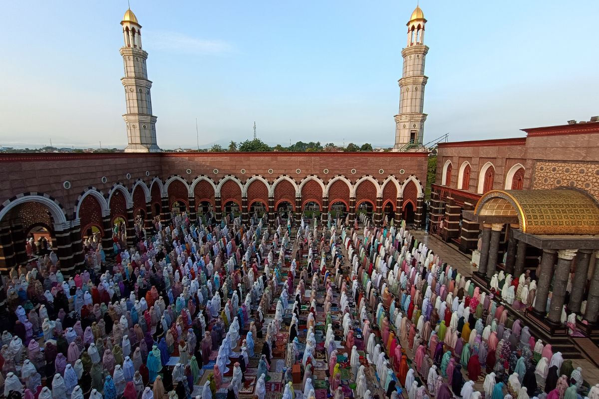 Jemaah menjalankan ibadah Shalat Idul Adha di Masji Dian Al Mahri, Depok, Jawa Barat