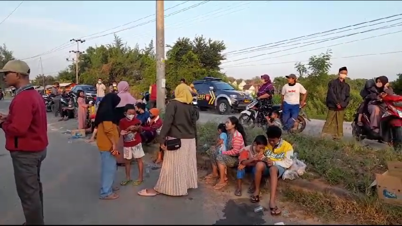 Warga mengungsi akibat tangki BBM milik Pertamina yang ada di Desa Tasikharjo, Tuban, Jawa Timur, diduga mengalami kebocoran gas. 