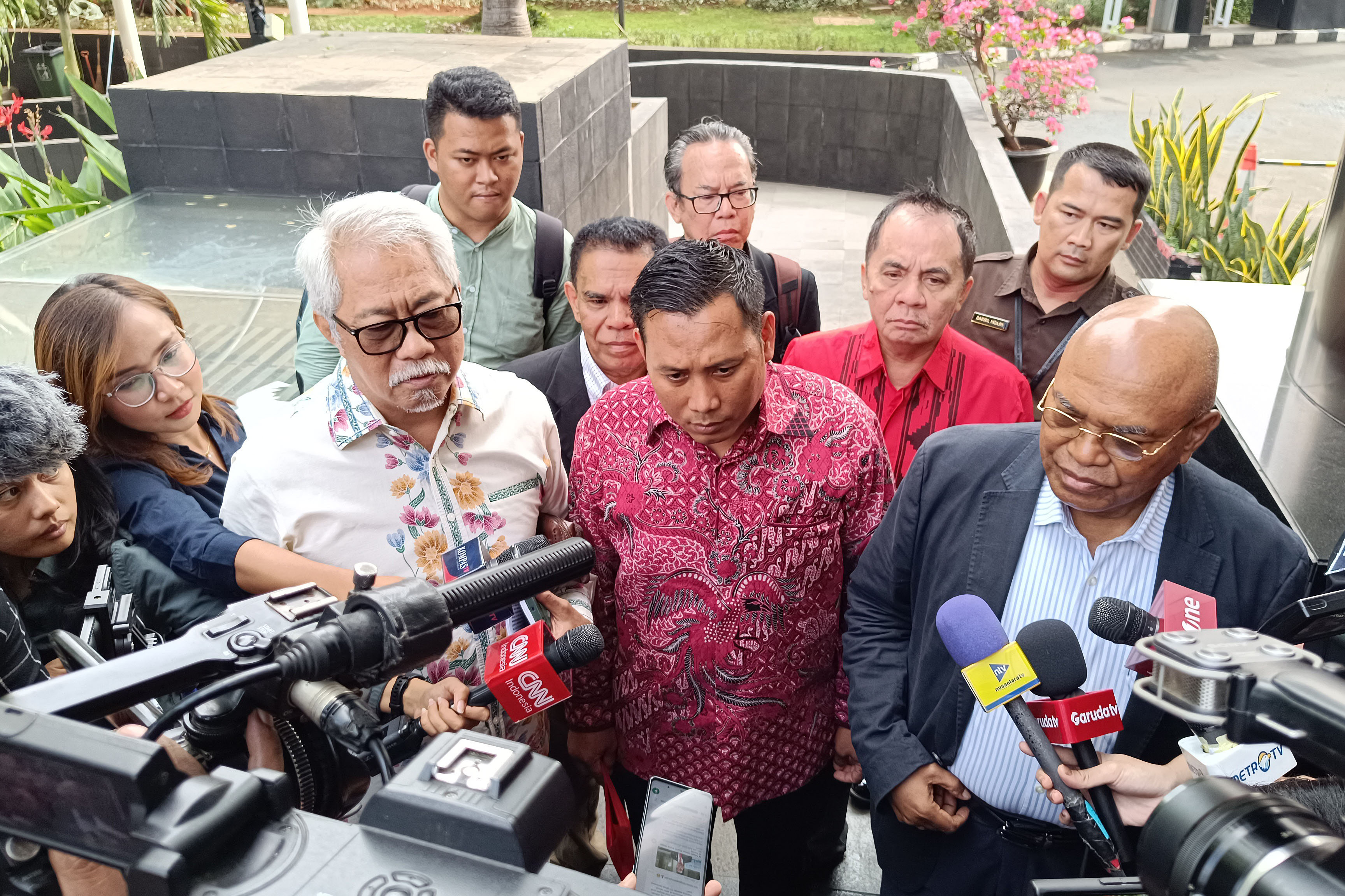 Staf Sekjen PDIP Hasto Kristiyanto, Kusnadi didampingi tim hukum menjalani pemeriksaan di Gedung KPK, Jakarta, Rabu (19/6/2024)