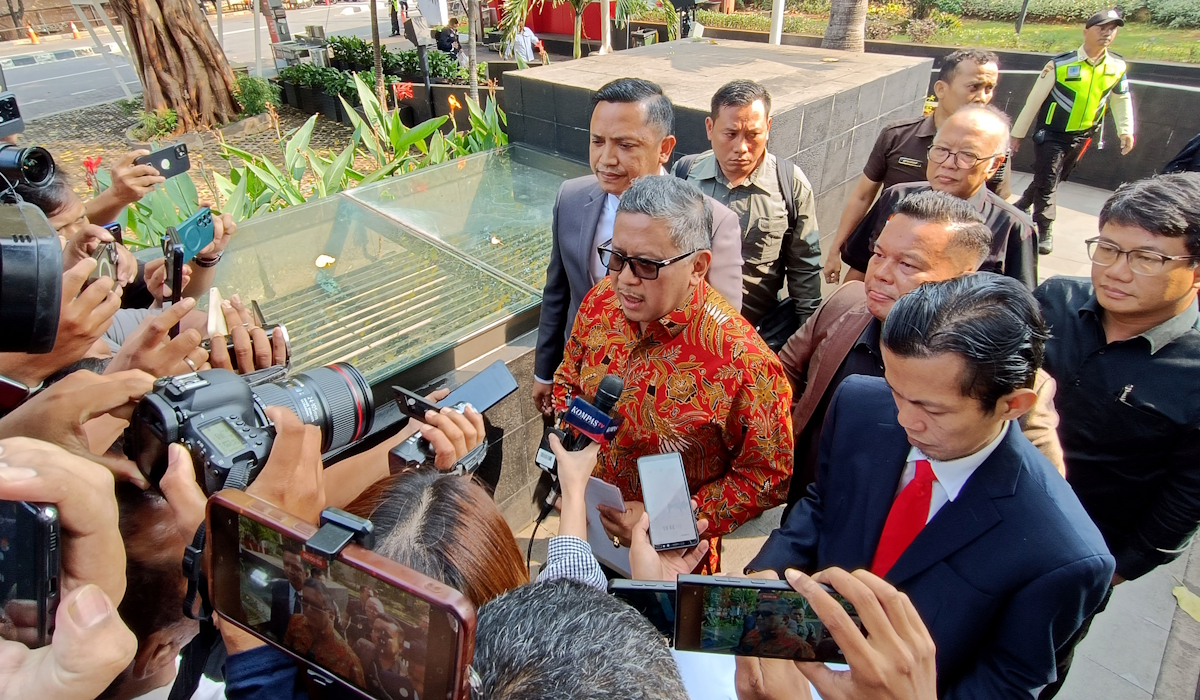 Sekjen PDIP Hasto Kristiyanto (tengah) didampingi tim kuasa hukum hadir untuk menjalani pemeriksaan di Gedung Merah Putih KPK