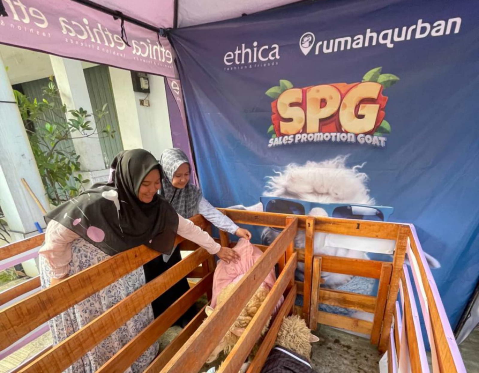 Konsumen mengunjungi kambing-kambing berpakaian lucu dari Rumah Qurban di depan Ethica Store.