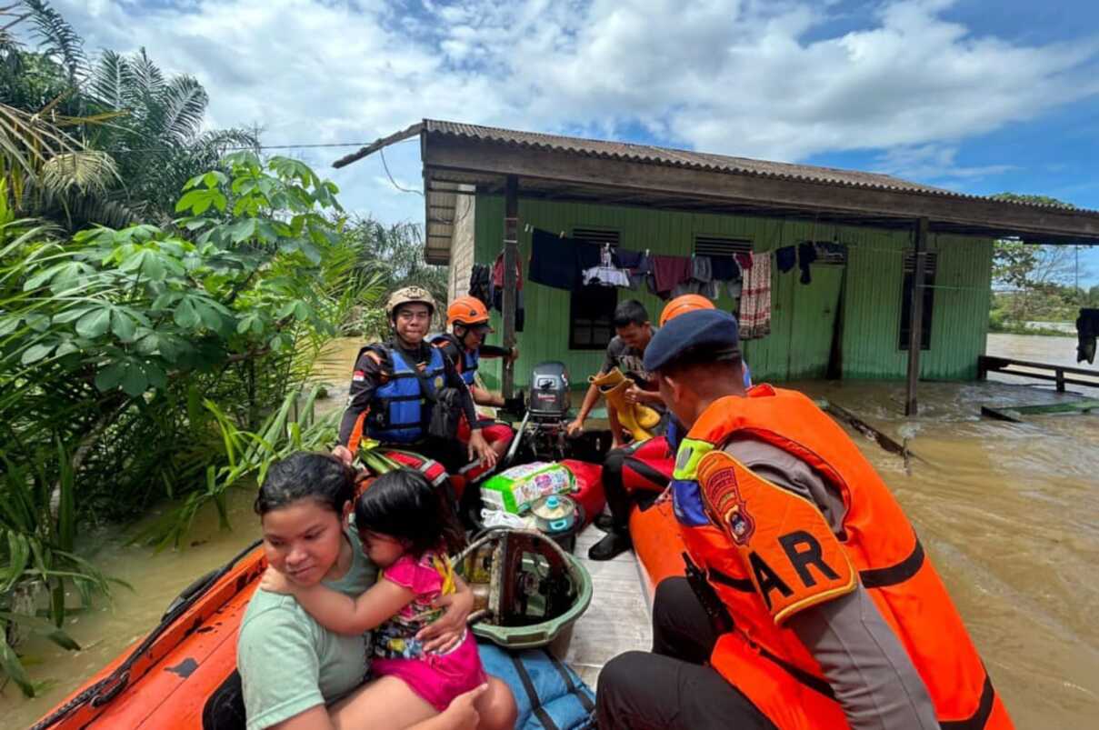 Banjir besar landa Kabupaten Tanah Bumbu, Kalsel, belasan ribu warga terdampak dan dievakuasi.