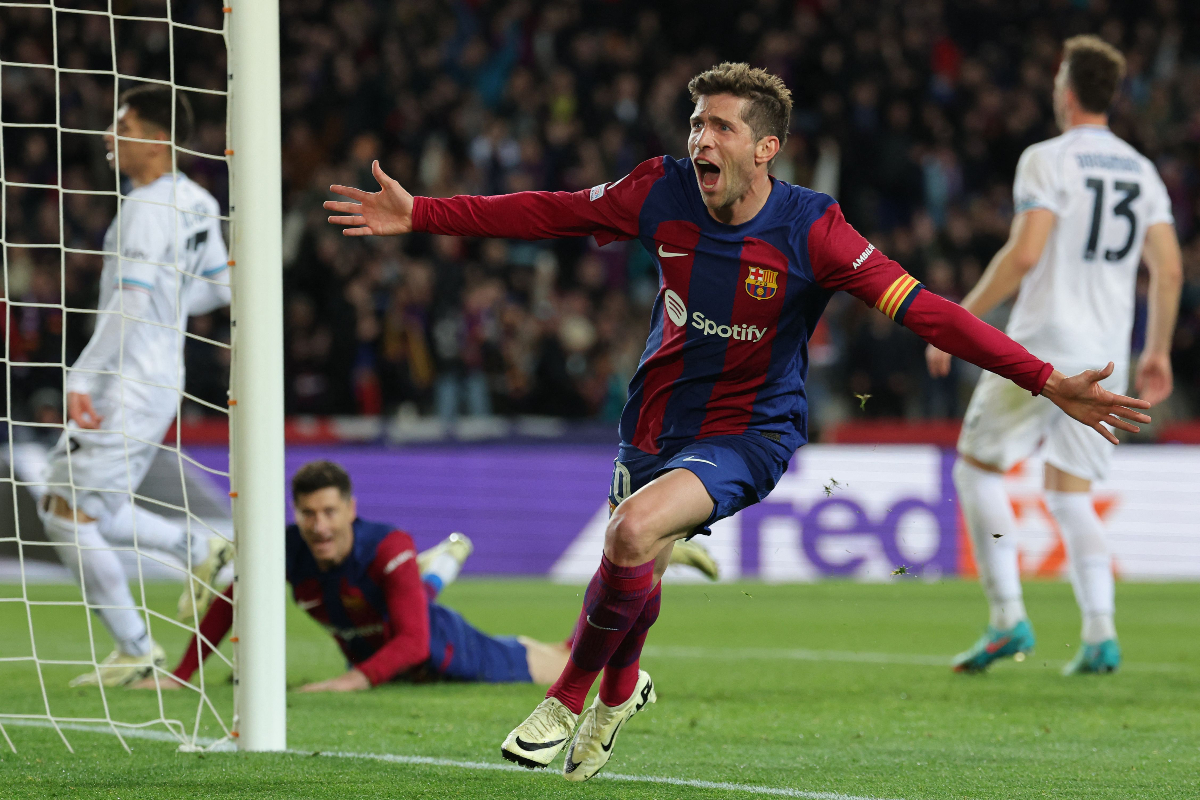 Gelandang Spanyol Barcelona #20 Sergi Roberto merayakan gol yang dicetak oleh penyerang Barcelona Polandia #09 Robert Lewandowski (2K) selam