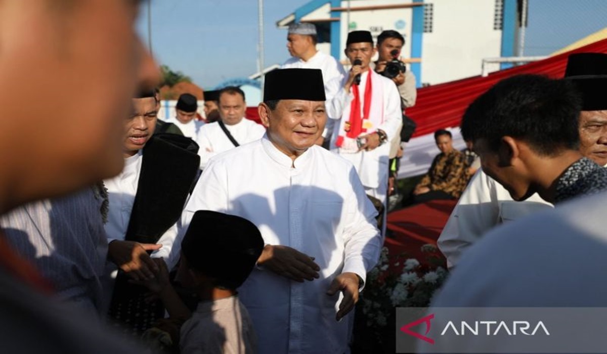 Arsip - Menteri Pertahanan Prabowo Subianto menunaikan ibadah shalat Idul Adha di Stadion Gelora Mandalamukti Bersatu, Bandung, 29 Juni 2023