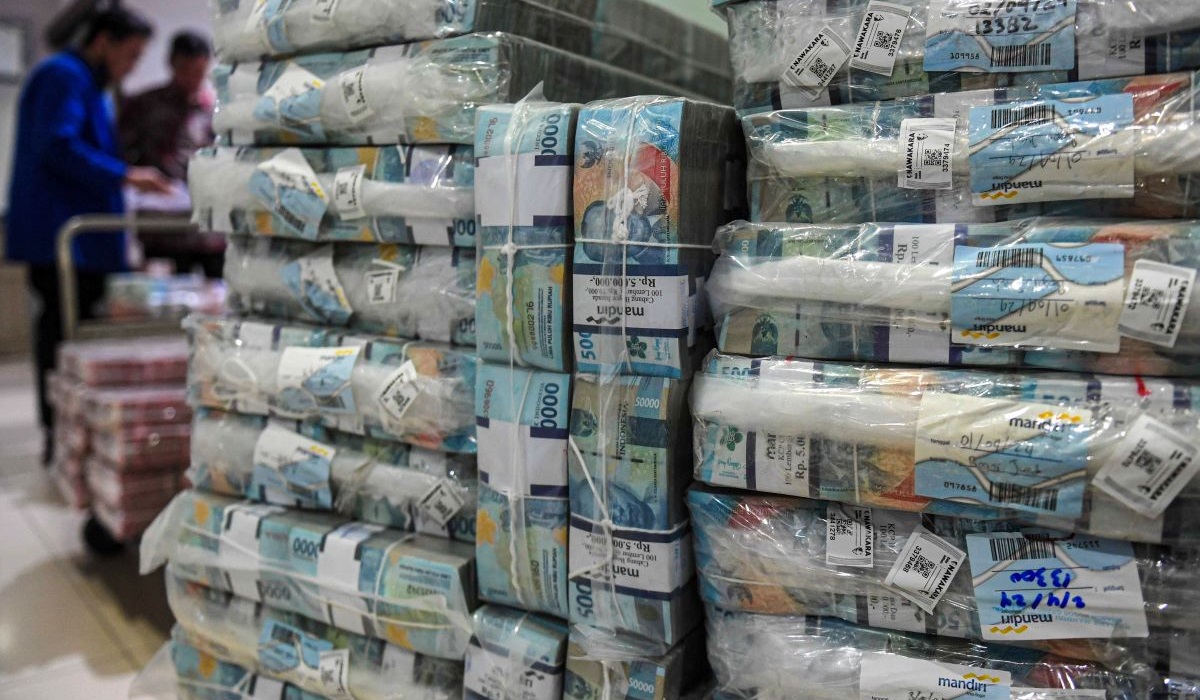 Petugas menata uang tunai di Mandiri Cash Center, Jakarta, Rabu (3/4/2024).