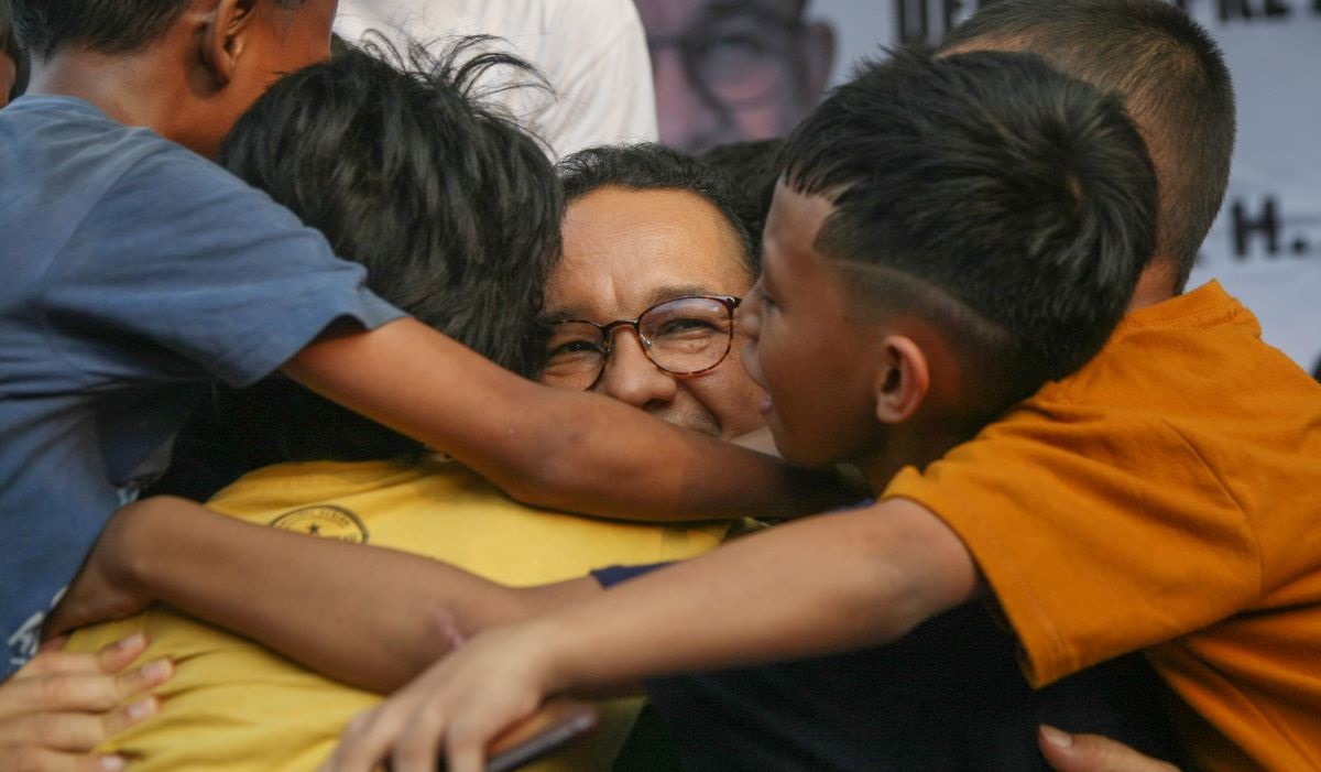 Mantan Gubernur DKI Anies Baswedan memeluk anak-anak yang ingin berfoto dengannya saat silaturahmi dengan warga Kampung Marlina, Muara Baru.