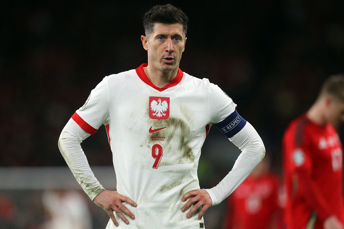 Reaksi penyerang Polandia #09 Robert Lewandowski selama pertandingan sepak bola leg pertama final play-off kualifikasi EURO 2024 antara Wale