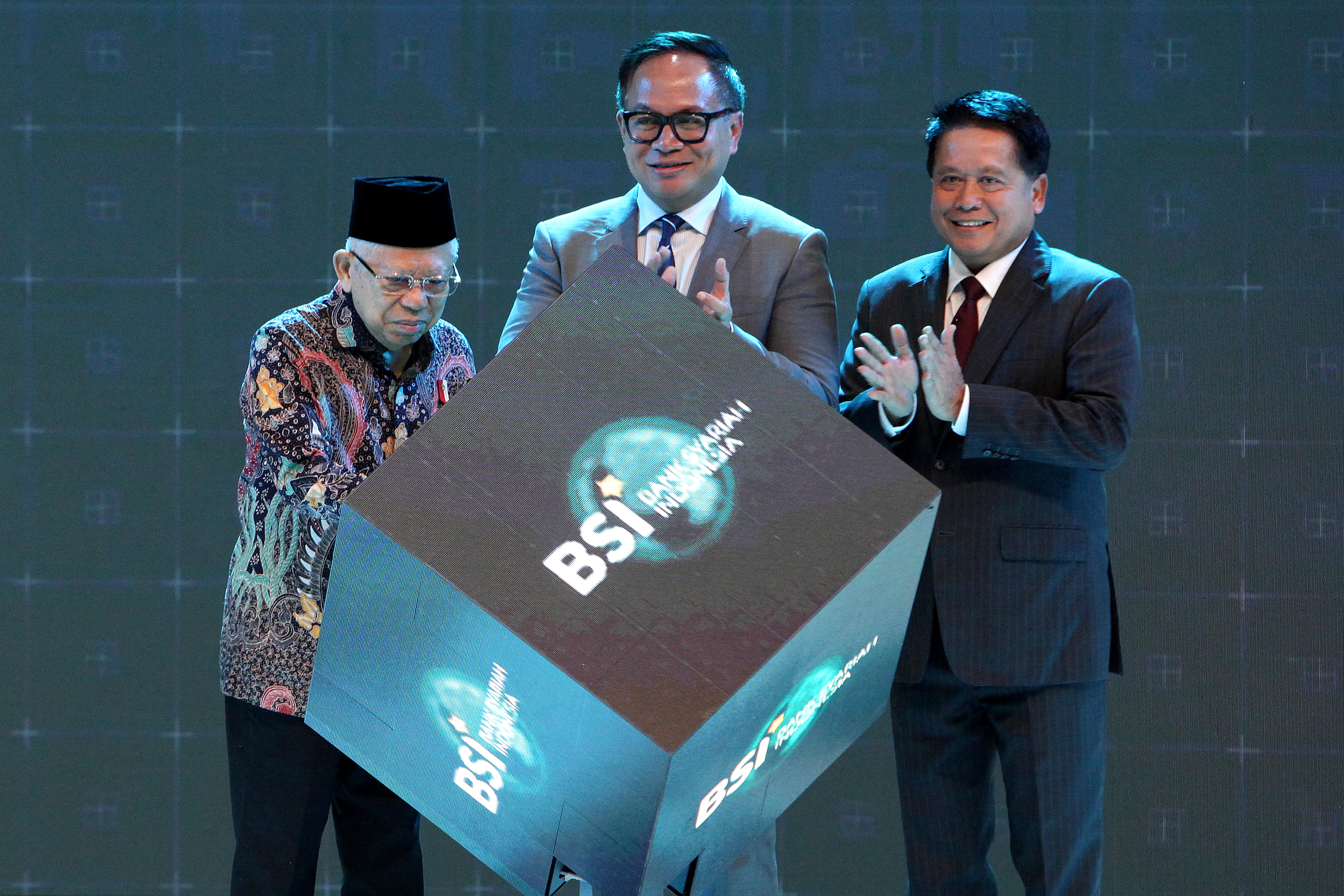 Wakil Presiden RI Maruf Amin (kiri) didampingi Wakil Menteri BUMN Kartika Wirjoatmodjo (tengah) dan Direktur Utama BSI Hery Gunardi