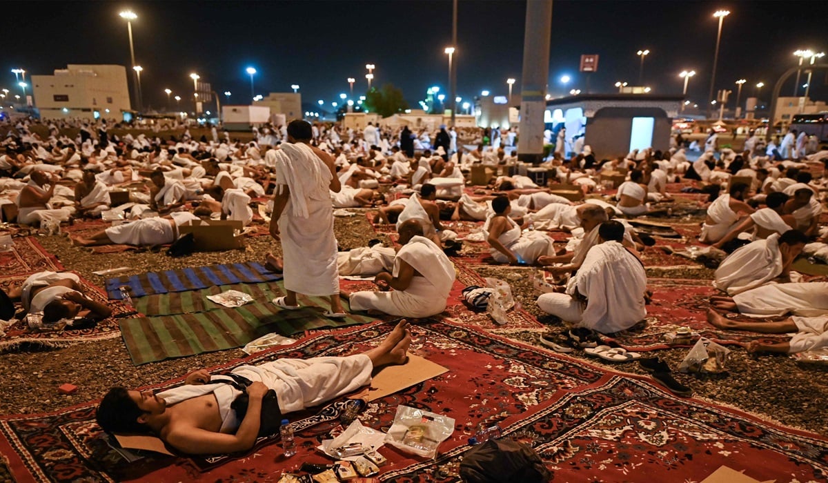 Ilustrasi--Jemaah haji beristirahat usai tiba di Muzdalifah sebelum bertolak ke Mina pada 27 Juni 2023.