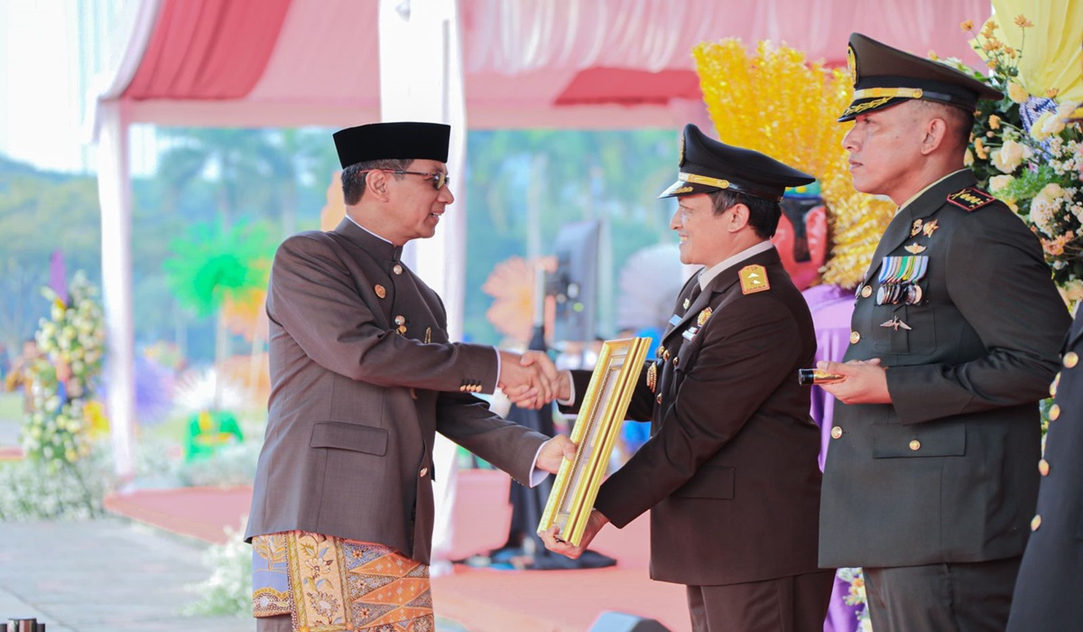 Pj Gubernur DKI Jakarta Heru Budi Hartono (kiri) memberikan penghargaan kepada Kepala Kejaksaan Tinggi DKI Jakarta Rudi Margono.