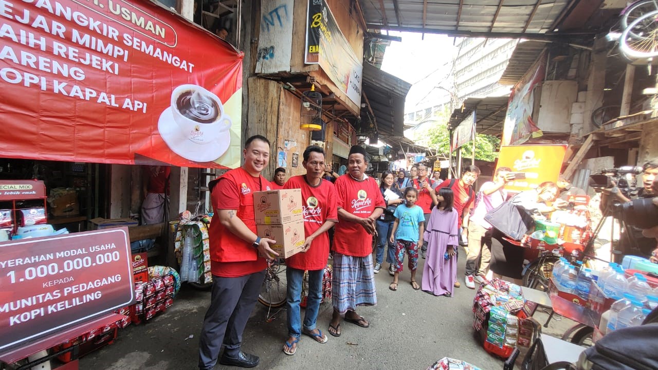 Kapal Api Group memberikan bantuan modal kerja dan peremajaan peralatan ke pedagang kopi keliling hingga total di atas Rp1 milia