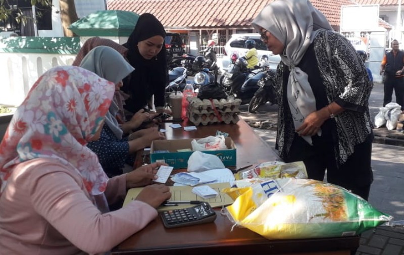 Warga membeli kebutuhan pada operasi pasar murah yang digelar Pemkab Sumedang. 