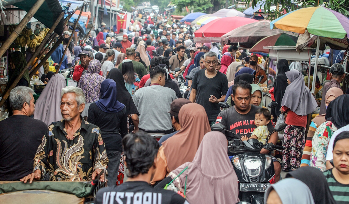 Ilustrasi: sejumlah warga memadati pasar tradisional