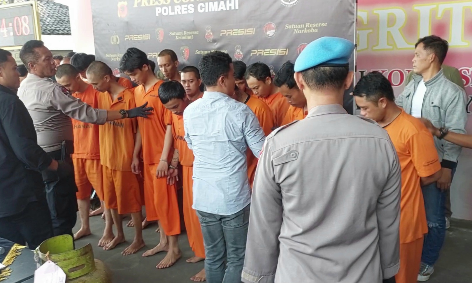 Polres Cimahi memperlihatkan 20 pelaku kejahatan yang ditangkap