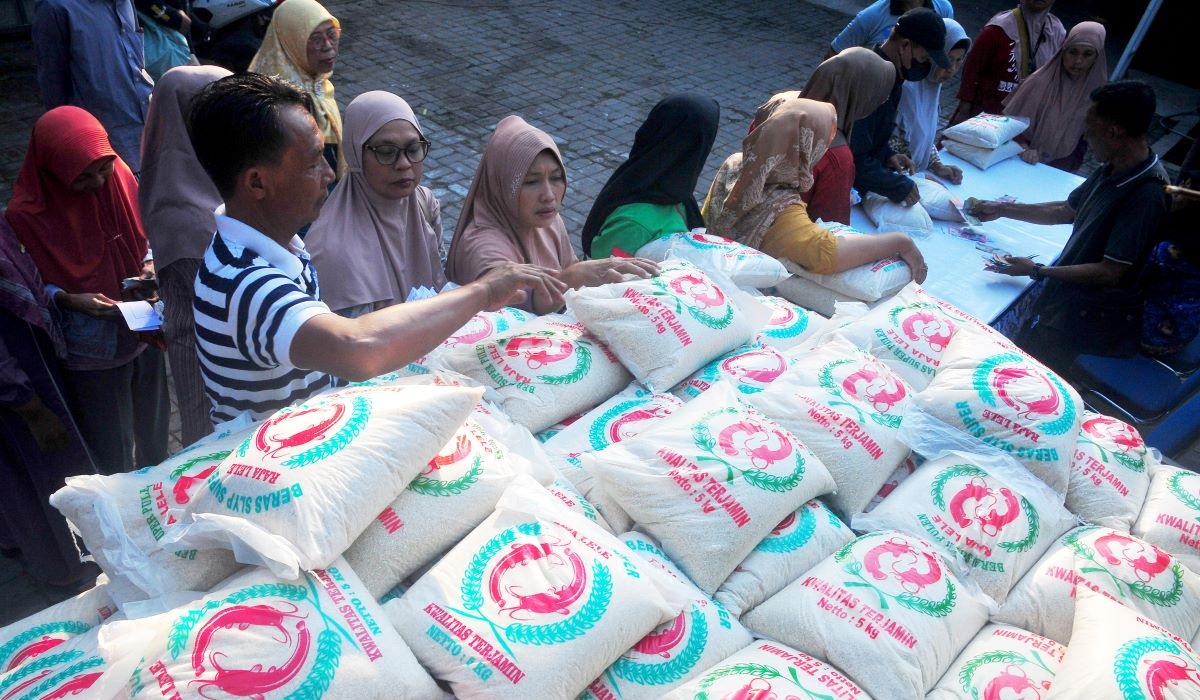 Warga antre membeli beras saat kegiatan pasar murah sembako di Kudus, Jawa Tengah, Jumat (17/5/2024).
