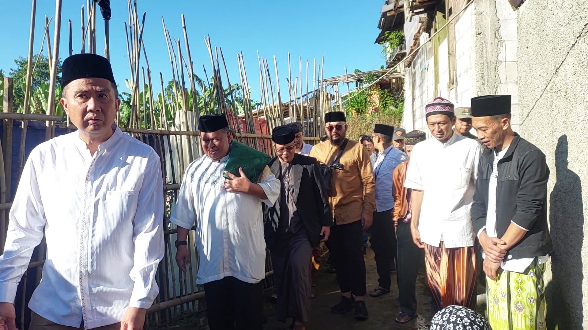 Penjabat Gubernur Jawa Barat Bey Machmudin menelusuri gang-gang di Kampung Babakan Ampera, RW 16, Desa Jayagiri, Lembang, Bandung Barat.