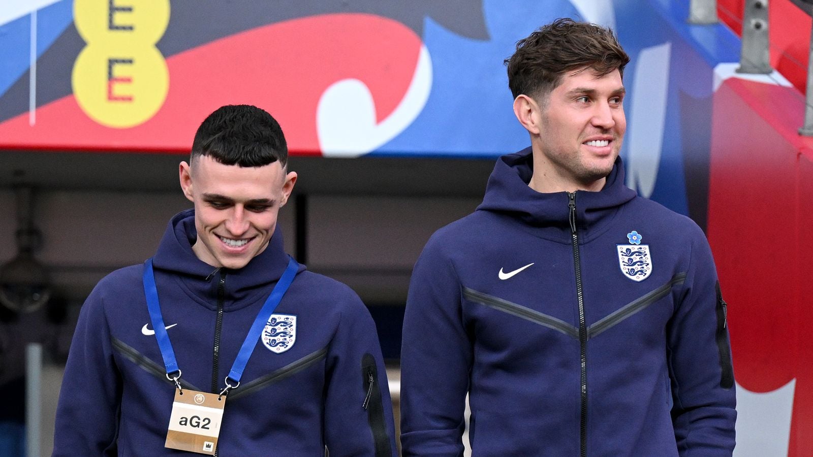 John Stones (kiri) dan rekannya Phil Foden 
