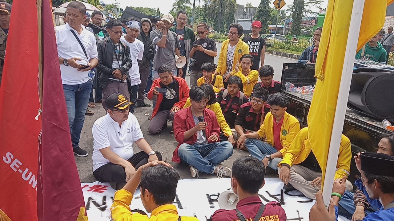 Sekretaris Daerah Kota Tasikmalaya, Ivan Dicksan, saat menemui mahasiswa yang berunjuk rasa. 