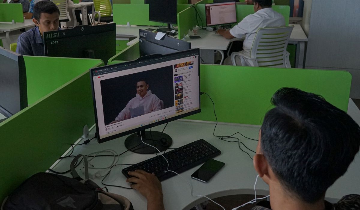 Seorang warga menonton video di kanal Youtube menggunakan perangkat komputer di Banda Aceh, Aceh, Jumat (23/2/2024). 