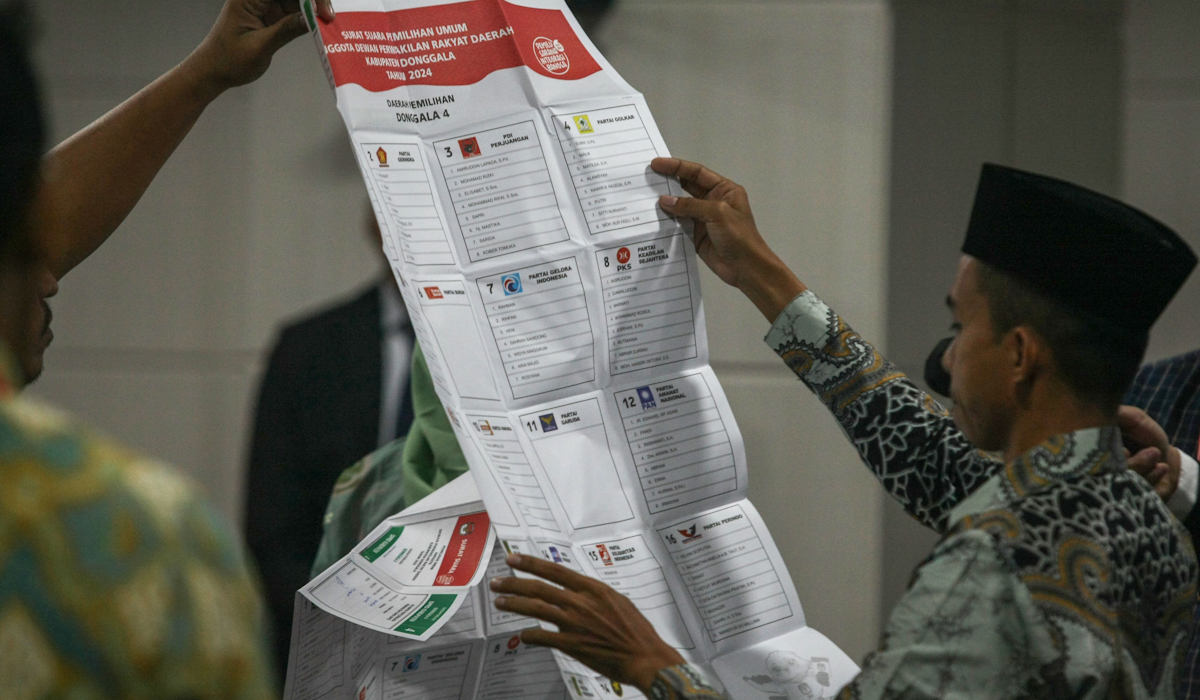 Petugas menghitung surat suara ulang TPS 005 Desa Sioyong, Kecamatan Dampelas, Kabupaten Donggala, Sulawesi Tengah