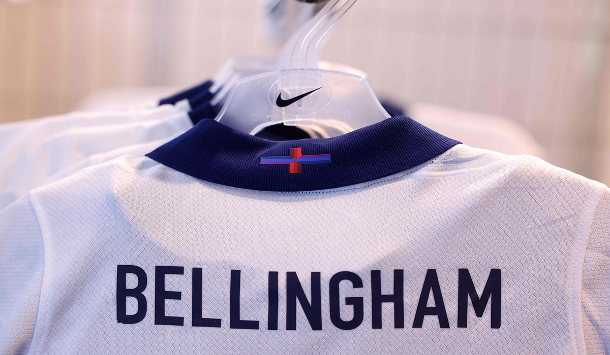 Jersey timnas Inggris yang menampilkan nama Jude Bellingham di bagian belakang.