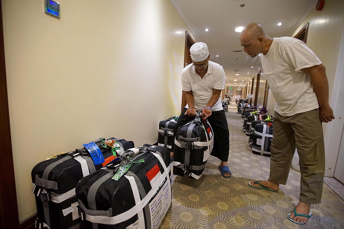 Jemaah haji Indonesia menimbang sendiri kopor-kopor mereka jelang kepulangan di Hotel Lulu'ah, Mekkah, Arab Saudi, Rabu (13/7/2022).