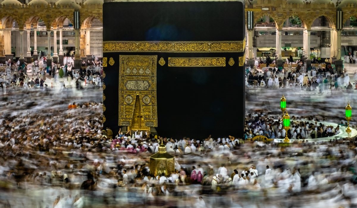 Umat Islam melakukan tawaf keliling Kakbah sebagai bagian dari pelaksanaan ibadah umrah di Masjidil Haram, Makkah Al Mukarramah, Arab Saudi.