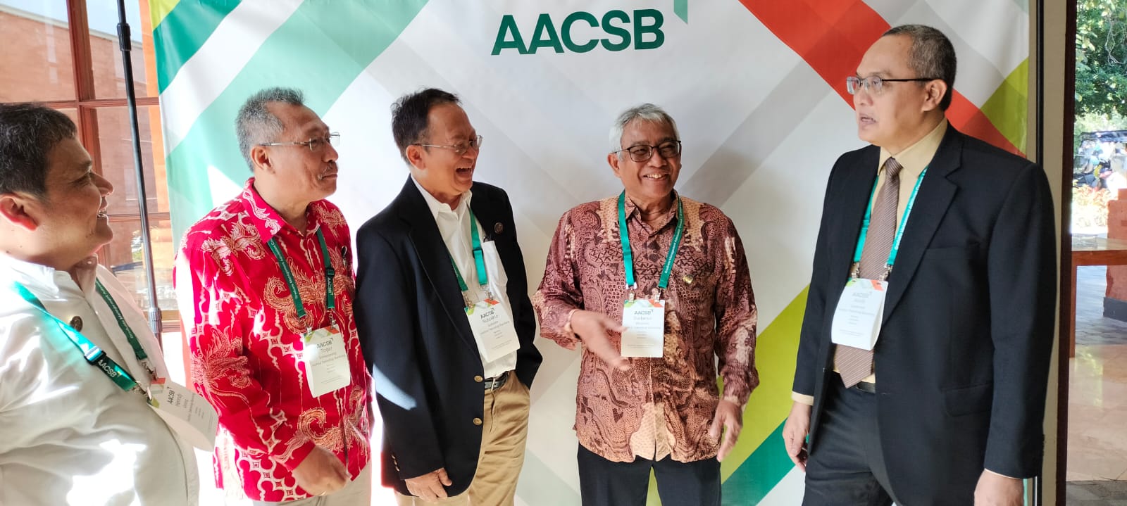 Sejumlah pakar pendidikan berdiskusi dalam Konferensi AACSB di Bali. SBM ITB menekankan penyelarasan akreditasi nasional. 
