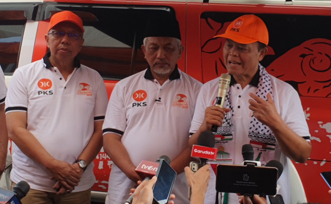 Presiden PKS Ahmad Syaikhu (tengah) dan Wakil Ketua Majelis Syuro PKS Hidayat Nur Wahid (kanan). 