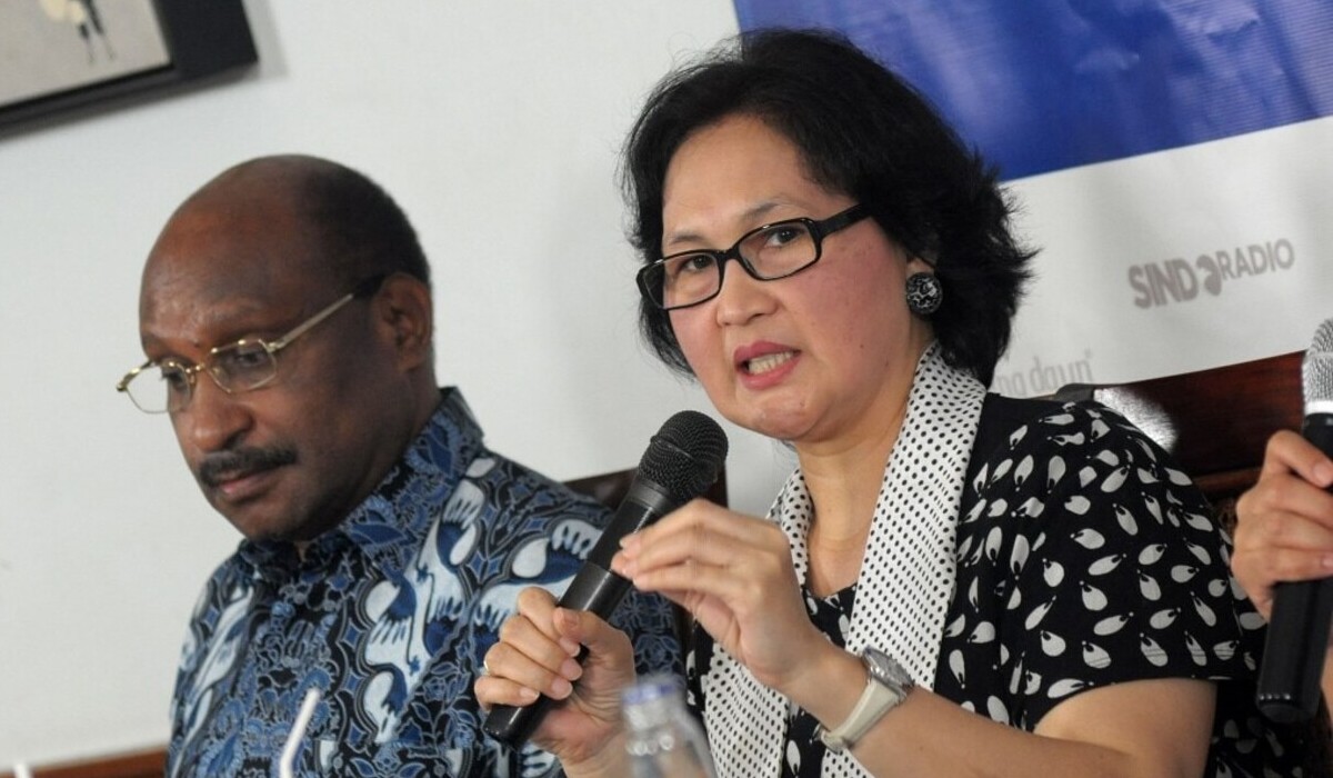 PENELITI Lembaga Ilmu Pengetahuan Indonesia (LIPI) Adriana Elisabeth (kanan).