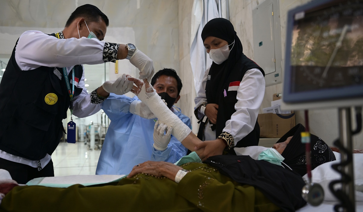 Dokter dan tim medis menangani pasien di Klinik Kesehatan Haji Indonesia (KKHI) Makkah 