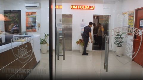 Polda Jatim telah menetapkan Briptu Fadhilatun Nikmah sebagai tersangka dalam kasus pembakaran suaminya, Briptu Rian Dwi Wicaksono.